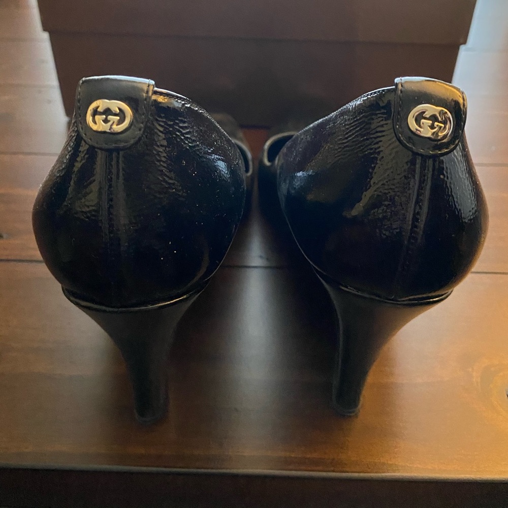 Gucci Vernice Naplack wedge in black.